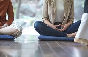 座禅する男女１