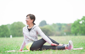 ヨガをする女性