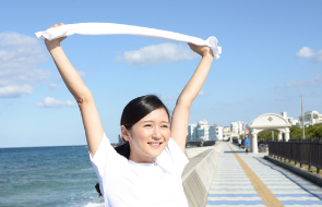 体操をする女性