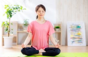 ヨガをする女性2