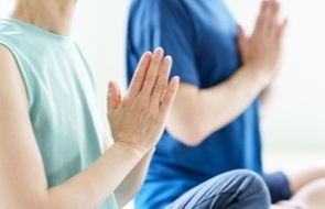 ヨガをする男女