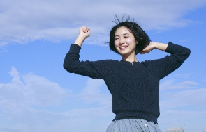 伸びをする女性