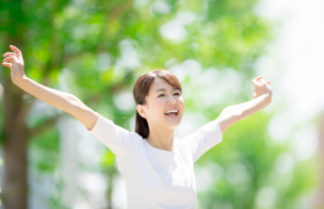 首の痛みから解放された女性