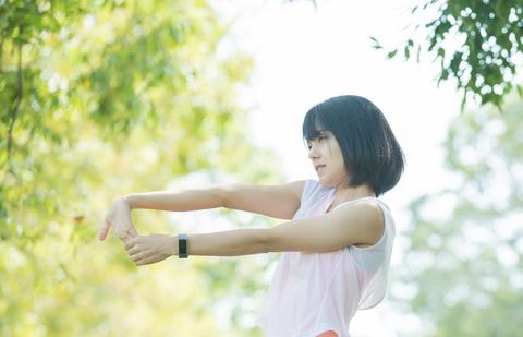 手首のストレッチする女性